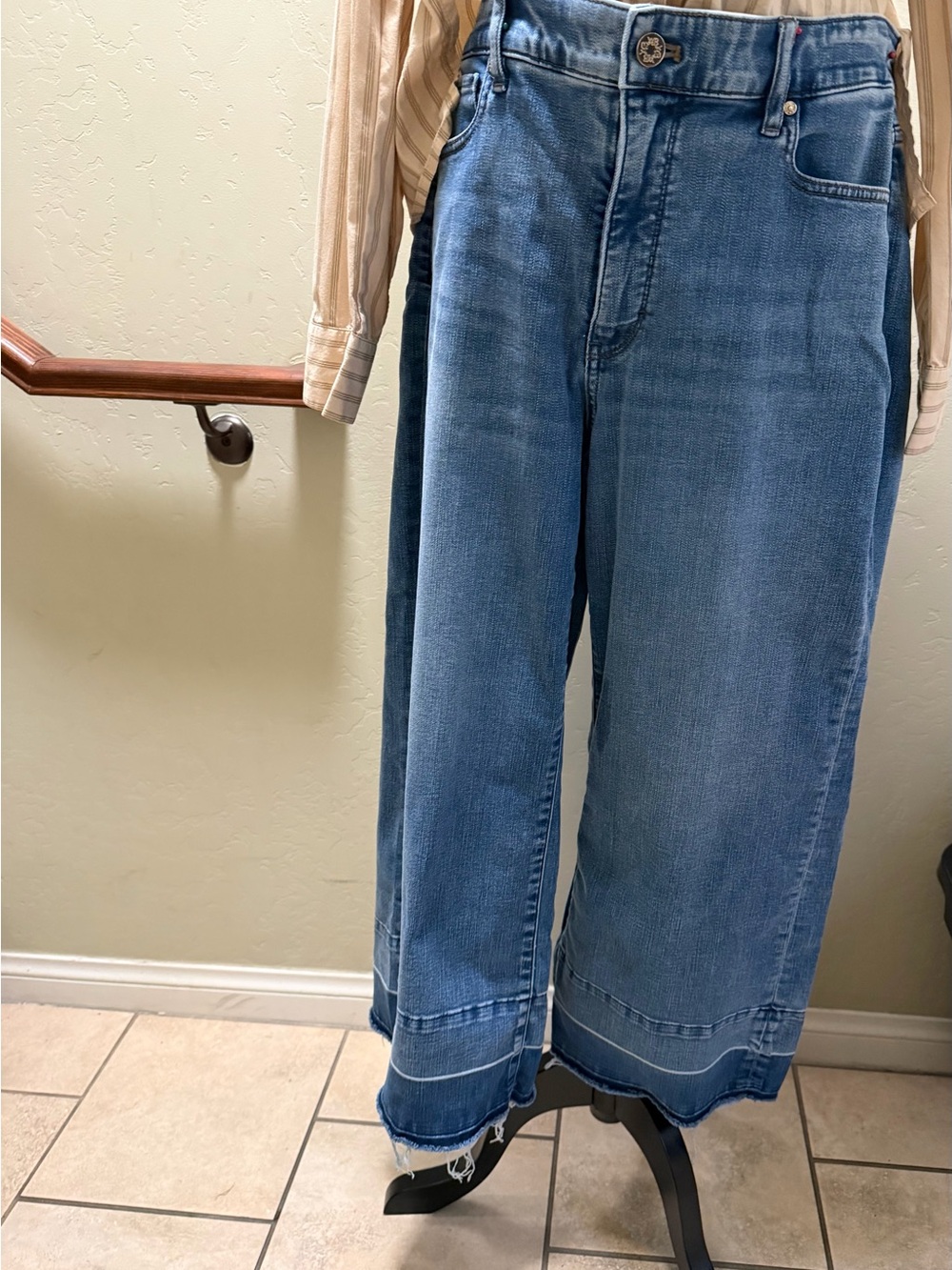 White House Black Market Medium Blue Wide-Leg Cropped Jeans - Picture 4 of 5